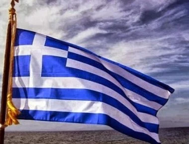Πάρος: Γιγαντιαία ελληνική σημαία σκέπασε το λιμάνι της Αλυκής! (φώτο-βίντεο)